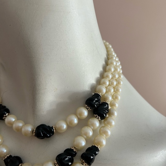 Elegant Pearl and Black Bead Necklace - Picture 2 of 8